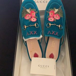 NEW GUCCI SLIPPERS IN THE SIZE 8